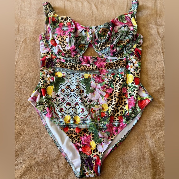 ASOS DESIGN Curve Underwired Swimsuit In Festival Tropical Print - Picture 13 of 13
